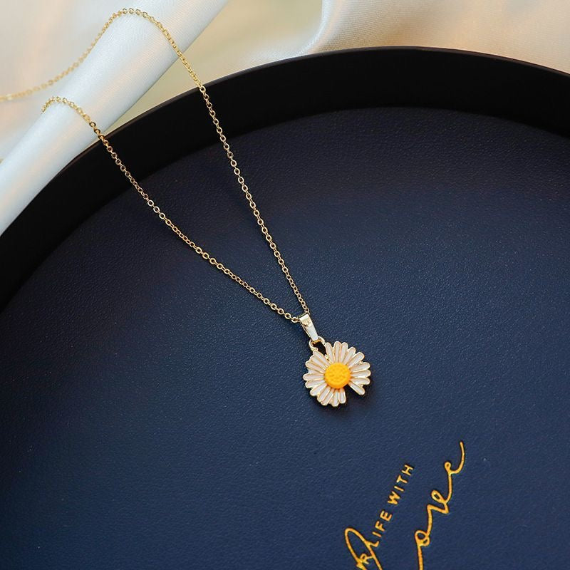 The Simple Bloom | Delicate Daisy Necklace