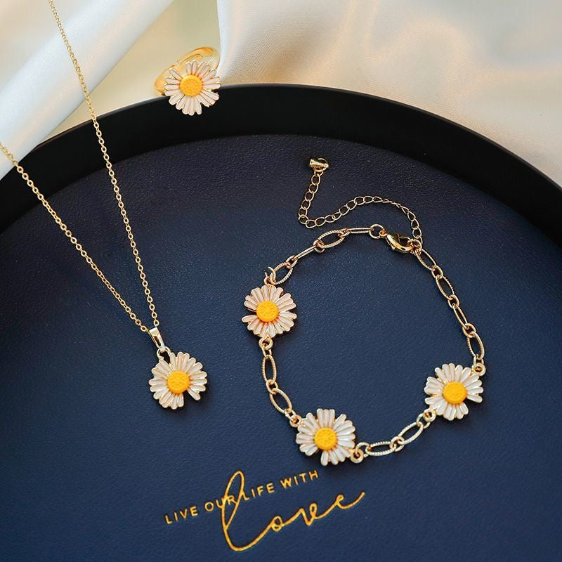 The Simple Bloom | Delicate Daisy Necklace