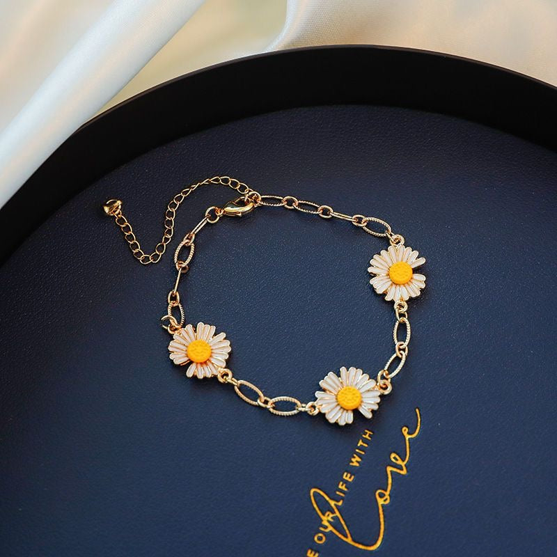 The Simple Bloom | Delicate Daisy Necklace