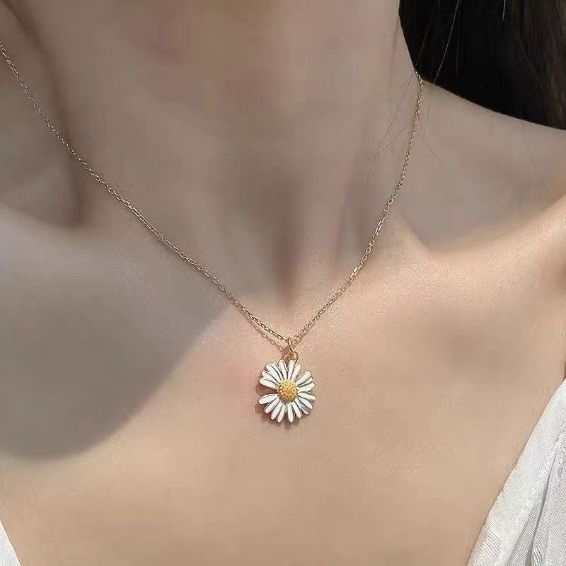 The Simple Bloom | Delicate Daisy Necklace