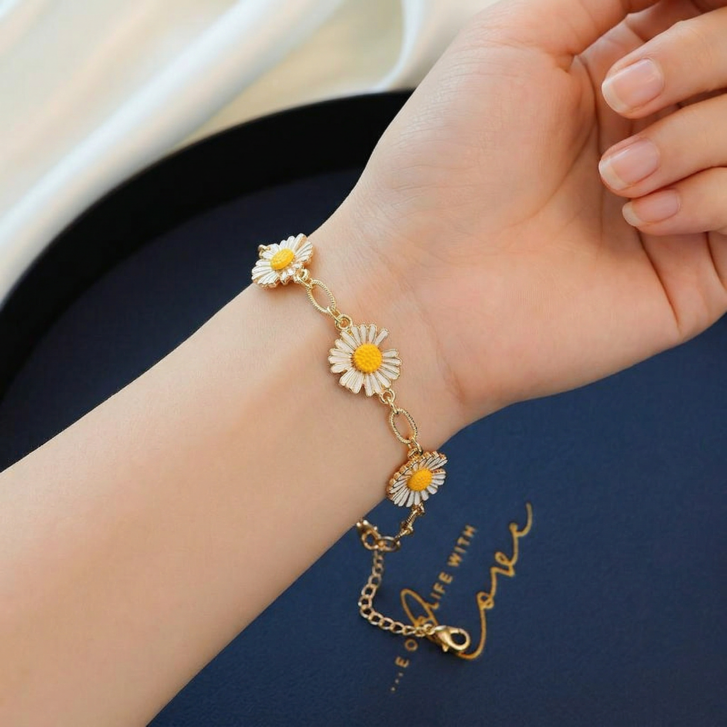 The Simple Bloom | Delicate Daisy Necklace